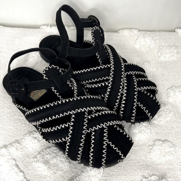 NWT! FARM Rio Black Zigzag Stitch Strappy Sandal Size 9.5 - Picture 3 of 9